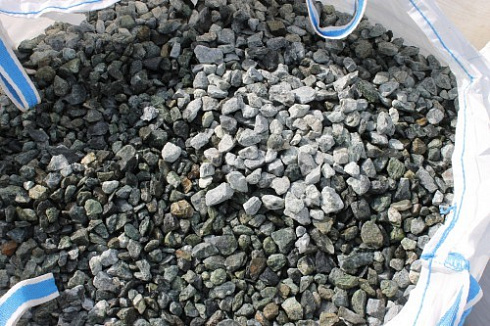 Kamenclub.ru: Щебень крошка зеленый (змеевик) фр. 20-40 мм.  купить в Красноярске мрамор зеленый, салатовый ландшафтная мраморная крошка 8500 руб/т   фото КАМЕНЬ КЛУБ