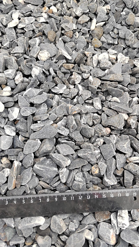 Kamenclub.ru: Щебень галтованный черный (мрамор) фр.10-20 мм.  купить в Красноярске мрамор черный с белыми прожилками, черный, белый окатанный округлый ландшафтный декоративный щебень 15000 руб/т   фото КАМЕНЬ КЛУБ