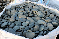 Kamenclub.ru: Галька речная плоская (темно-серая) фр. 100-200-300 мм. купить в Красноярске галька речная плоская темно-серый, серый, синий речной галечник плоский 9000 руб/т   фото КАМЕНЬ КЛУБ