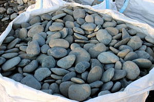 Kamenclub.ru: Галька речная плоская (темно-серая) фр. 100-200-300 мм. купить в Красноярске галька речная плоская темно-серый, серый, синий речной галечник плоский 9000 руб/т   фото КАМЕНЬ КЛУБ