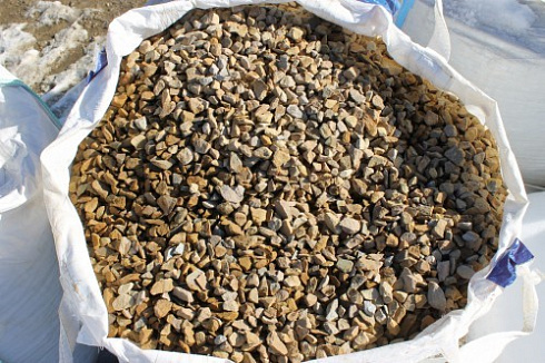 Kamenclub.ru: Щебень крошка желтый (песчаник) фр. 20-40 мм.  купить в Красноярске песчаник бежевый рыжий каменная крошка песчаника 9500 руб/т   фото КАМЕНЬ КЛУБ