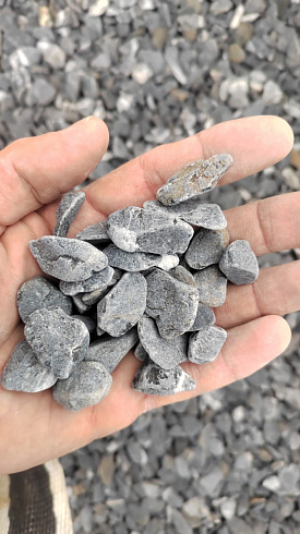 Kamenclub.ru: Щебень галтованный черный (мрамор) фр.10-20 мм.  купить в Красноярске мрамор черный с белыми прожилками, черный, белый окатанный округлый ландшафтный декоративный щебень 15000 руб/т   фото КАМЕНЬ КЛУБ