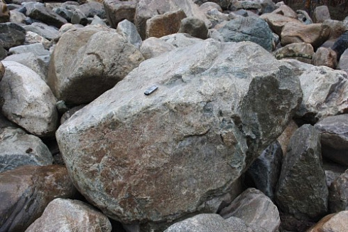 Kamenclub.ru: Гранит скальник (серо-зеленый) фр. 500-1500 мм.  купить в Красноярске гранит мрамор  серый зеленый темно-серый глыба скальная колотая ландшафтная 7 500 руб/т   фото КАМЕНЬ КЛУБ