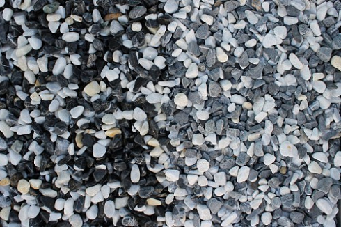 Kamenclub.ru: Мраморная крошка (щебень галтованный микс:белый-черный) фр.10-20 мм.  купить в Красноярске мрамор белый, черный окатанные округлые декоративные ландшафтные камни щебня 15500 руб/т   фото КАМЕНЬ КЛУБ