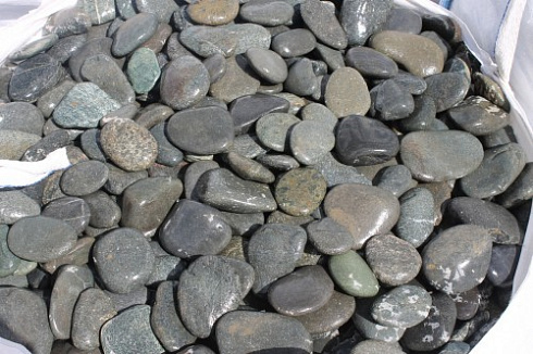 Kamenclub.ru: Галька речная плоская (темно-серая) фр. 100-200-300 мм. купить  в Красноярске галька речная плоская темно-серый, серый, синий речной галечник плоский 9000 руб/т   фото КАМЕНЬ КЛУБ