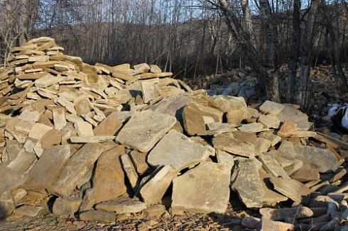 Kamenclub.ru: Песчаник плиты - плахи - пошаговые дорожки (фр. 70-150 мм)  купить в Красноярске песчаник серый бежевый желтый зеленый колотый песчаник строительный 6500 руб/т   фото КАМЕНЬ КЛУБ