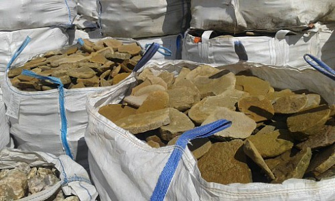 Kamenclub.ru: Песчаник колотый для облицовки (фр. 2-3 см)  купить в Красноярске песчаник бежевый серый рыжий песчаник строительный 5000 руб/т   фото КАМЕНЬ КЛУБ