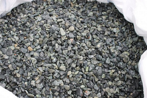 Kamenclub.ru: Щебень галтованный зеленый (змеевик) фр. 20-40 мм.  купить в Красноярске мрамор зеленый, салатовый оголтованный щебень мраморный 12500 руб/т   фото КАМЕНЬ КЛУБ