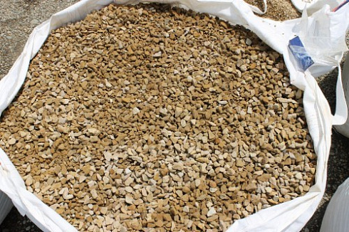 Kamenclub.ru: Щебень крошка желтый (песчаник) фр. 10-20 мм.  купить в Красноярске песчаник бежевый, серый, рыжий декоративный ландшафтный щебень колотый 9500 руб/т   фото КАМЕНЬ КЛУБ