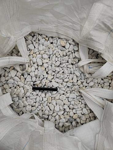 Kamenclub.ru: Мраморная крошка (щебень галтованный белый) фр.40-70 мм.  купить в Красноярске мрамор белый молочный айвори окатанный округлый природный камень 17000 руб/т   фото КАМЕНЬ КЛУБ