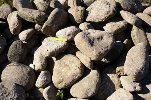 Kamenclub.ru: Конгломераты фр. 300-1000 мм.  купить в Красноярске кварц мрамор диабаз коричневый, серый зеленоватый речной валун крупный 6500 руб/т   фото КАМЕНЬ КЛУБ