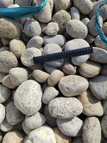 Kamenclub.ru: Галька речная окат (серо-белая) фр. 70-120 мм купить  в Красноярске галька галечник бело-серая, серо-белая, серая, белая речная природная галька  8000 руб/т   фото КАМЕНЬ КЛУБ