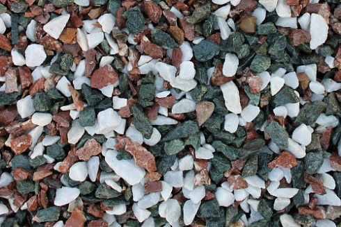 Kamenclub.ru: Мраморная крошка (щебень крошка микс: белый-зеленый-розовый) фр. 10-20 мм.  купить в Красноярске мрамор белый, зеленый, розовый декоративный ландшафтный колотый щебень 12000 руб/т   фото КАМЕНЬ КЛУБ