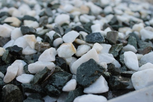 Kamenclub.ru: Мраморная крошка (щебень крошка микс: белый-зеленый) фр. 10-20 мм.  купить в Красноярске мрамор белый, зеленый каменная ландшафтная декоративная крошка щебня 9500 руб/т   фото КАМЕНЬ КЛУБ