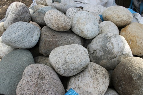 Kamenclub.ru: Речной валун (Ассорти) фр.100-300 мм.  купить в Красноярске галечник серый, темно-серый, светло-серый речная галька крупных размеров 4200 руб/т   фото КАМЕНЬ КЛУБ