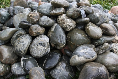 Kamenclub.ru: Валунчик Паутинник фр.100-300 мм  купить в Красноярске крупный природный камень галечник темно-серый с прожилками белый черный речной валунчик 5000 руб/т   фото КАМЕНЬ КЛУБ