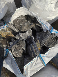 Kamenclub.ru: Черный мрамор скальник фр. 100-500 мм.  купить в Красноярске мрамор черный белый серый крупный колотый валун ландшафтный 8500 руб/т   фото КАМЕНЬ КЛУБ