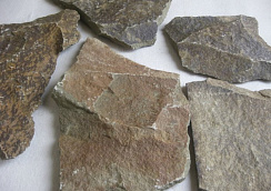 Kamenclub.ru: Песчаник пластушка "фонтанка" серо-зеленая (3,0-5,0 см)  купить в Красноярске песчаник серо-зеленая колотые плитки облицовочные пластушки 11400 руб/м3   фото КАМЕНЬ КЛУБ