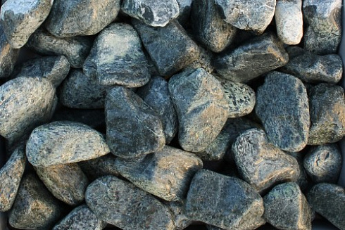 Kamenclub.ru: Щебень галтованный зеленый (змеевик) фр. 50-100 мм.  купить в Красноярске галтовка мраморная зеленый, салатовый мрамор 12 500 руб/т   фото КАМЕНЬ КЛУБ