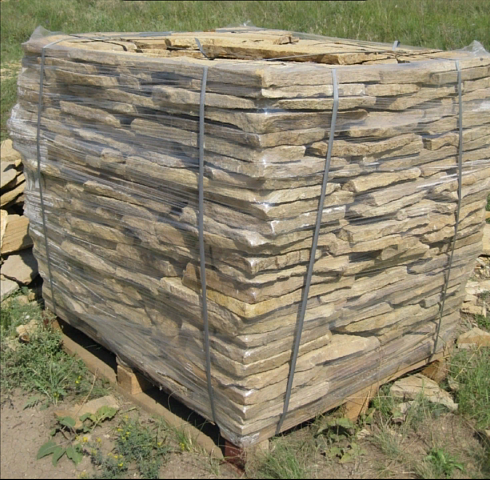 Kamenclub.ru: Песчаник пластушка желтый с рисунком (3 см)  купить в Красноярске песчаник желтый с рисунком, рыжий, желтый песчаник пластушка ландшафтная рваная 8 500 руб/м3   фото КАМЕНЬ КЛУБ