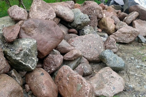 Kamenclub.ru: Конгломераты фр. 300-1000 мм.  купить в Красноярске кварц мрамор диабаз коричневый, серый зеленоватый речной валун крупный 6500 руб/т   фото КАМЕНЬ КЛУБ