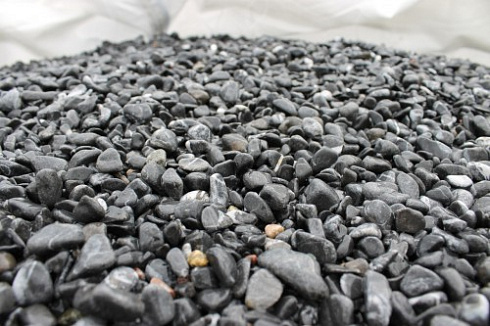 Kamenclub.ru: Щебень галтованный черный (мрамор) фр.10-20 мм.  купить в Красноярске мрамор черный с белыми прожилками, черный, белый окатанный округлый ландшафтный декоративный щебень 15000 руб/т   фото КАМЕНЬ КЛУБ