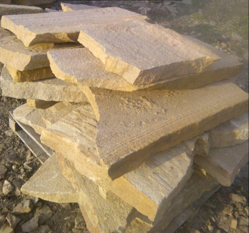 Kamenclub.ru: Форматный камень (плаха) пошаговая дорожка от 70-150 см (4 -12 см)  купить в Красноярске плитняк  форматный плаха желтый песчаник 9 000 руб/т   фото КАМЕНЬ КЛУБ