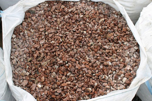 Kamenclub.ru: Мраморная крошка (щебень крошка розовый) фр. 20-40 мм.  купить в Красноярске мрамор розовый, красный мраморная крошка декоративная 11000 руб/т   фото КАМЕНЬ КЛУБ