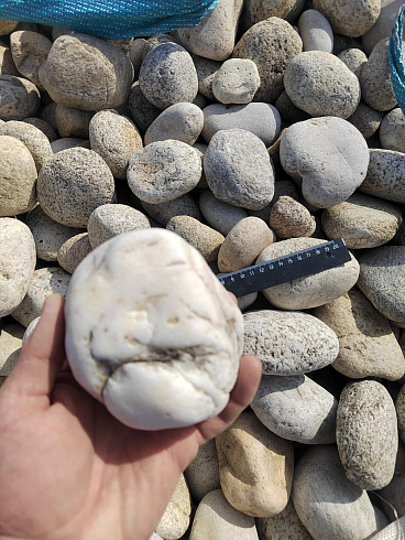 Kamenclub.ru: Галька речная окат (серо-белая) фр. 70-120 мм купить  в Красноярске галька галечник бело-серая, серо-белая, серая, белая речная природная галька  8000 руб/т   фото КАМЕНЬ КЛУБ