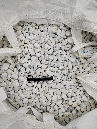 Kamenclub.ru: Мраморная крошка (щебень галтованный белый) фр.40-70 мм.  купить в Красноярске мрамор белый молочный айвори окатанный округлый природный камень 17000 руб/т   фото КАМЕНЬ КЛУБ
