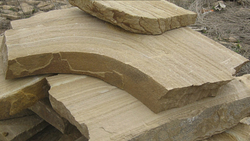 Kamenclub.ru: Форматный камень (плаха) пошаговая дорожка от 70-150 см (4 -12 см)  купить в Красноярске плитняк  форматный плаха желтый песчаник 9 000 руб/т   фото КАМЕНЬ КЛУБ