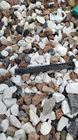 Kamenclub.ru: Мраморная крошка (щебень крошка микс : белый-черный-розовый) фр. 20-40 мм.  купить в Красноярске мрамор белый, черный, розовый декоративная ландшафтная крошка 12000 руб/т   фото КАМЕНЬ КЛУБ