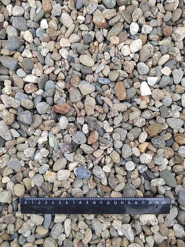 Kamenclub.ru: Галька речная окат (серая) фр.10-20 мм купить  в Красноярске галька речная серая, серый, темно-серый, светло-серый, коричневый ландшафтная декоративная речная окатанная округлая галька 5000 руб/т   фото КАМЕНЬ КЛУБ