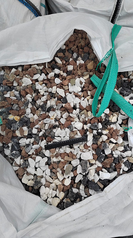 Kamenclub.ru: Мраморная крошка (щебень крошка микс : белый-черный-розовый) фр. 20-40 мм.  купить в Красноярске мрамор белый, черный, розовый декоративная ландшафтная крошка 12000 руб/т   фото КАМЕНЬ КЛУБ