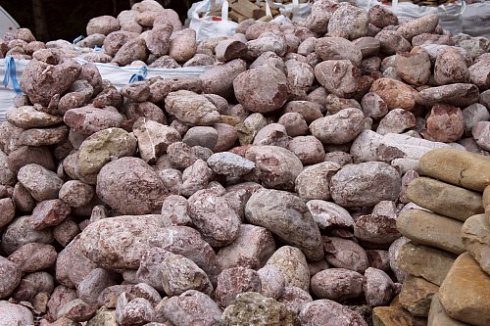 Kamenclub.ru: Розовый валунчик фр.100-300 мм.  купить в Красноярске крупный природный камень розовый, серый молочный красный речной галечник природный 7850 руб/т   фото КАМЕНЬ КЛУБ