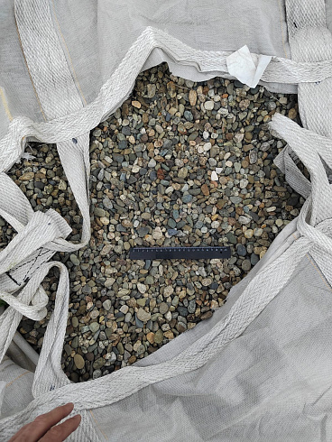 Kamenclub.ru: Галька речная окат (серая) фр.10-20 мм купить  в Красноярске галька речная серая, серый, темно-серый, светло-серый, коричневый ландшафтная декоративная речная окатанная округлая галька 5000 руб/т   фото КАМЕНЬ КЛУБ