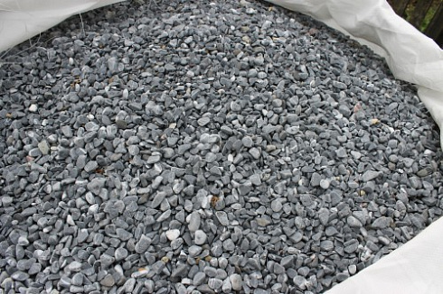 Kamenclub.ru: Щебень галтованный черный (мрамор) фр.10-20 мм.  купить в Красноярске мрамор черный с белыми прожилками, черный, белый окатанный округлый ландшафтный декоративный щебень 15000 руб/т   фото КАМЕНЬ КЛУБ