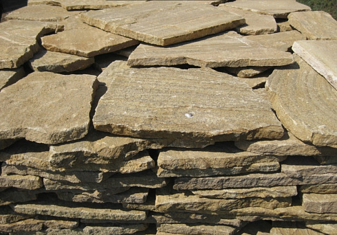 Kamenclub.ru: Песчаник пластушка желтый с рисунком (3 см)  купить в Красноярске песчаник желтый с рисунком, рыжий, желтый песчаник пластушка ландшафтная рваная 8 500 руб/м3   фото КАМЕНЬ КЛУБ