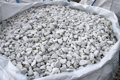 Kamenclub.ru: Мраморная крошка (щебень галтованный белый), фр.20-40 мм.  купить в Красноярске мрамор белый бежевый молочный мраморный щебень декоративный 17000 руб/т   фото КАМЕНЬ КЛУБ