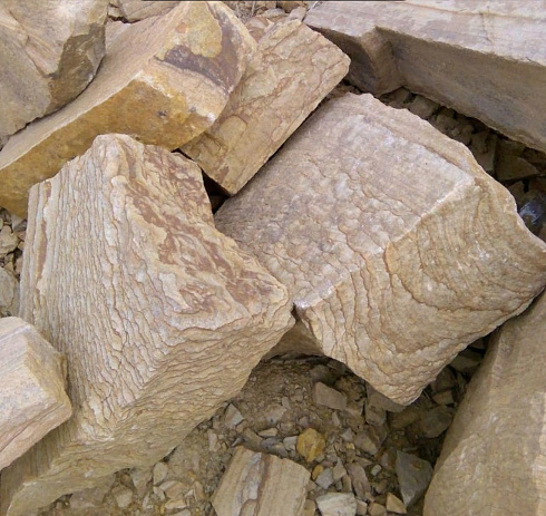 Kamenclub.ru: Песчаник пластушка желтый с рисунком (7-15 см)  купить в Красноярске плитняк - пластушка - бут желтый песчаник 10200 руб/м3   фото КАМЕНЬ КЛУБ