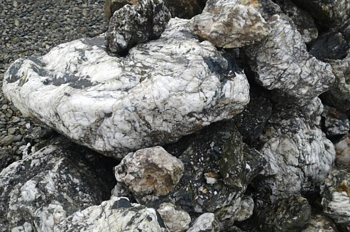 Kamenclub.ru: Черный гранит - кварцит фр. 100-500 мм.  купить в Красноярске мрамор гранит черный с белыми прожилками, серый, белый валун скальный колотый 7000 руб/т   фото КАМЕНЬ КЛУБ