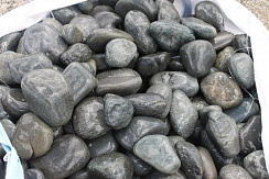 Kamenclub.ru: Темно-серый валунчик фр.100-300 мм.  купить в Красноярске крупный природный камень серый, темно-серый, светло-серый речная галька большого размера окатанная 4500 руб/т   фото КАМЕНЬ КЛУБ