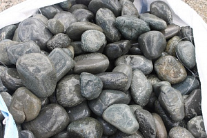 Kamenclub.ru: Темно-серый валунчик фр.100-300 мм.  купить в Красноярске крупный природный камень серый, темно-серый, светло-серый речная галька большого размера окатанная 4500 руб/т   фото КАМЕНЬ КЛУБ