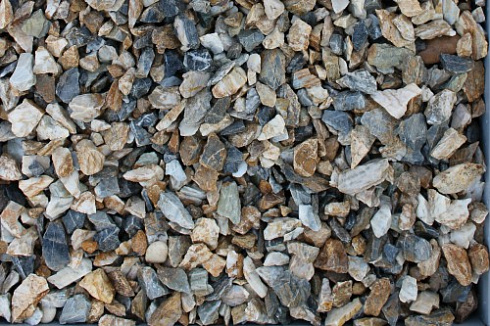 Kamenclub.ru: Мраморная крошка (щебень крошка медовый), фр. 10-20 мм.  купить в Красноярске песчаник бежевый, серый каменная ландшафтная крошка  12000 руб/т   фото КАМЕНЬ КЛУБ