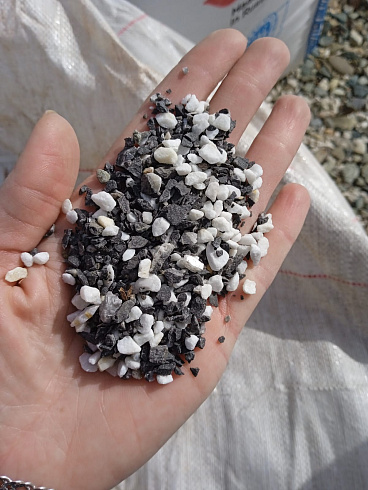 Kamenclub.ru: Мраморная крошка (щебень галтованный микс:белый-черный-розовый-медовый) фр.5-10 мм.  купить в Красноярске мрамор белый, медовый, черный, розовый мраморный галтованный щебень декоративный ландшафтный 15500 руб/т   фото КАМЕНЬ КЛУБ