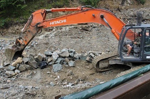 Kamenclub.ru: Гранит скальник (серо-зеленый) фр. 100-500 мм.  купить в Красноярске гранит зеленый, серый, салатовый крупный ландшафтный валун 6 000 руб/т   фото КАМЕНЬ КЛУБ