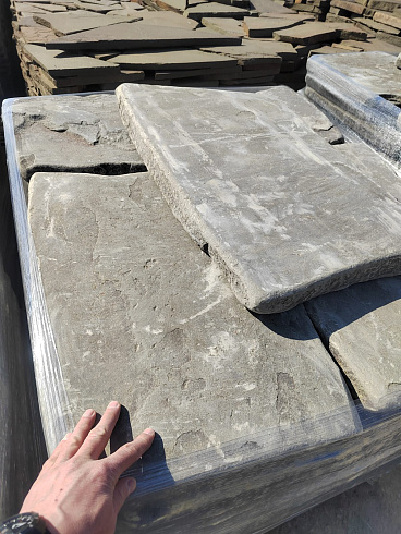 Kamenclub.ru: Песчаник пластушка галтованная светло-серая (3,0 см)  купить в Красноярске песчаник светло-серый, серый ландшафтный камень рваный колотый 21000 руб/м3   фото КАМЕНЬ КЛУБ