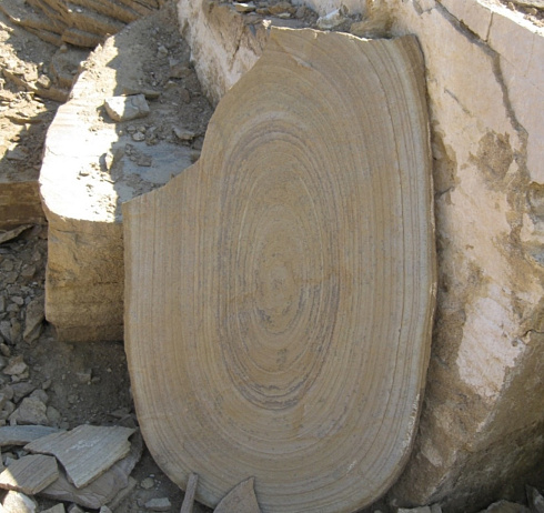 Kamenclub.ru: Форматный камень (плаха) пошаговая дорожка от 70-150 см (4 -12 см)  купить в Красноярске плитняк  форматный плаха желтый песчаник 9 000 руб/т   фото КАМЕНЬ КЛУБ