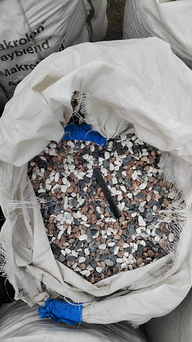 Kamenclub.ru: Мраморная крошка (щебень галтованный микс:белый-зеленый-розовый) фр.20-40 мм.  купить в Красноярске мрамор белый, зеленый, розовый мрамор декоративный (галтовка) 15500 руб/т   фото КАМЕНЬ КЛУБ