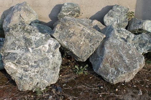 Kamenclub.ru: Змеевик скальник фр. 500-1500 мм.  купить в Красноярске змеевик зеленый серый черный глыба скальная колотая 7500 руб/т   фото КАМЕНЬ КЛУБ